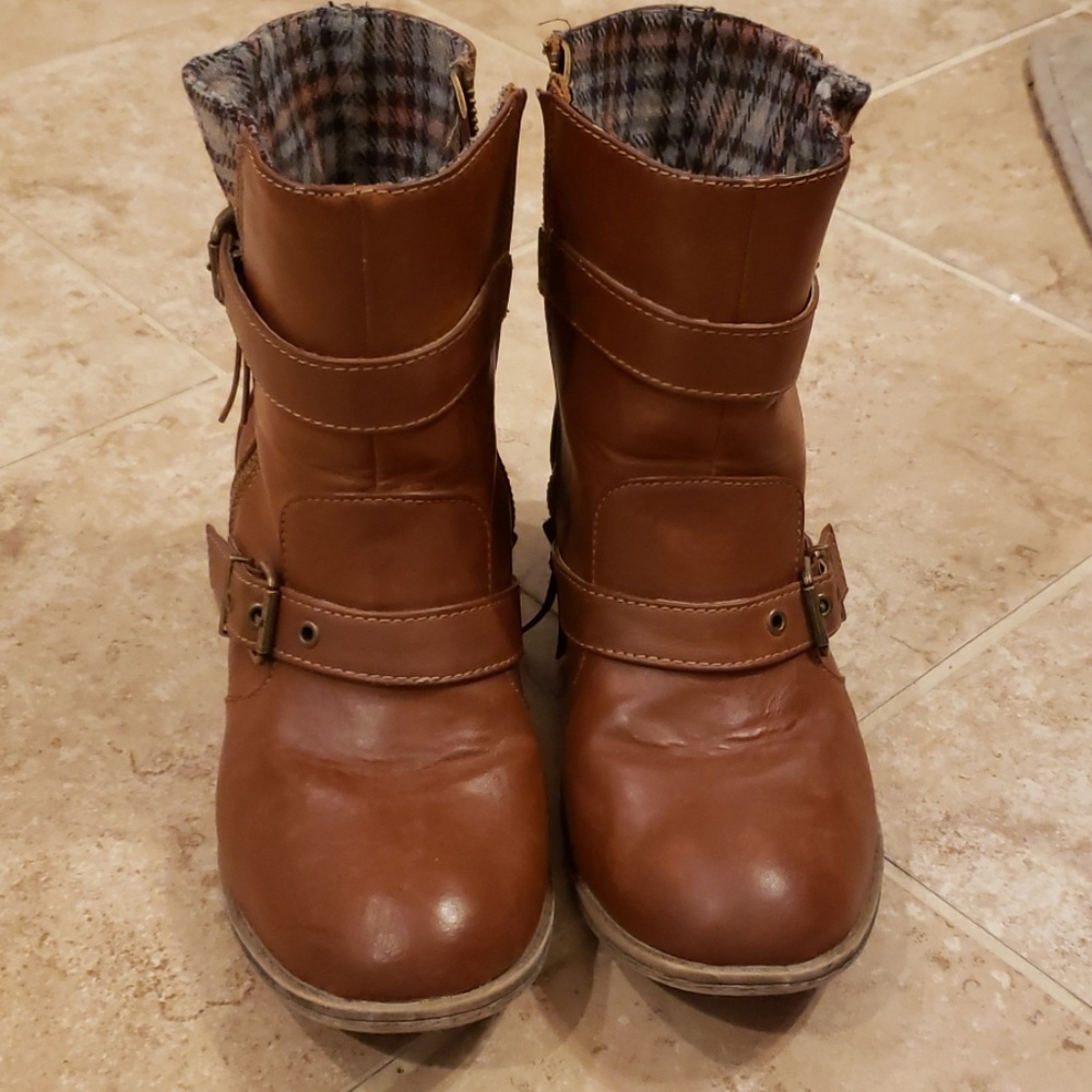 Zip-up boots